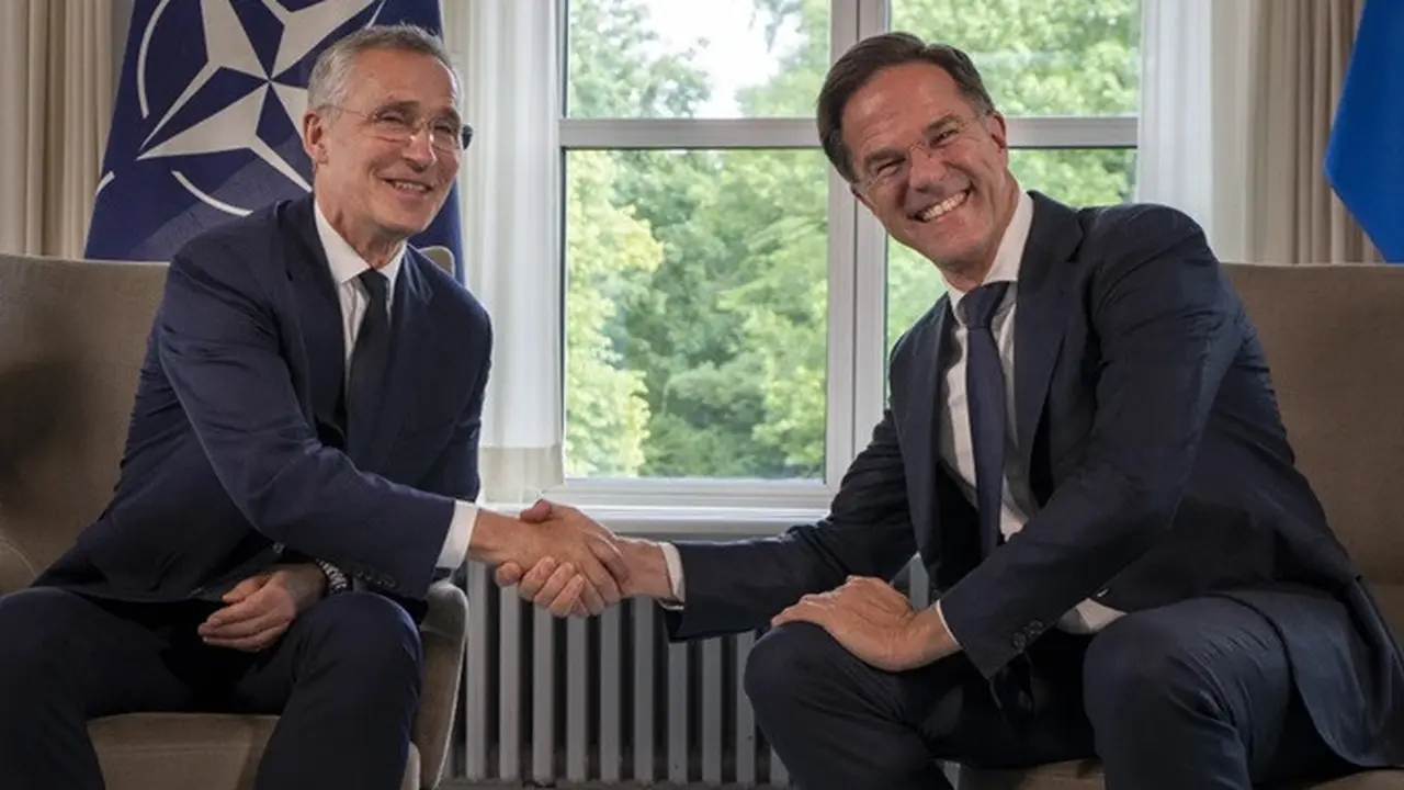 Jens Stoltenberg (kiri) mundur sebagai sekretaris jenderal NATO dan selanjutnya posisi tersebut akan diisi oleh mantan Perdana Menteri Belanda Mark Rutte. Foto diambil di Den Haag, Belanda, Selasa (27/6/2023).