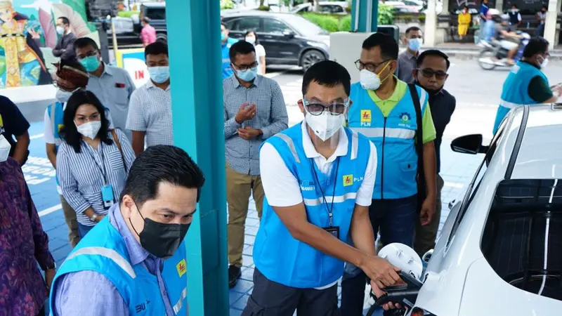 Menteri BUMN Erick Thohir melakukan pengecekan sejumlah fasilitas stasiun  pengisian mobil listrik (charging station) di Bali
