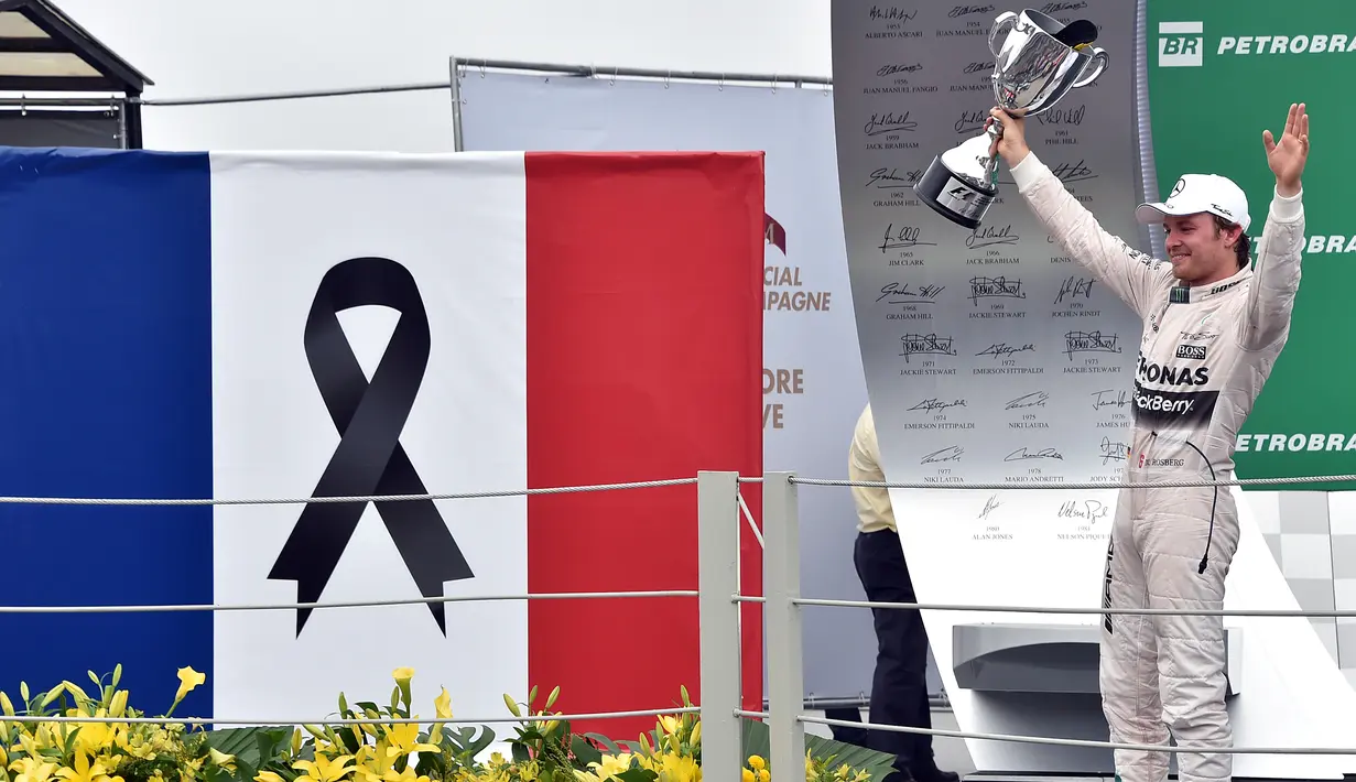 Nico Rosberg memenangi F1 GP Brasil di Sirkuit Interlagos, Sao Paulo, Brasil, Senin (16/11/2015) dini hari WIB. Rosberg mendedikasikan kemenangannya untuk korban teror bom di Paris, Prancis. (AFP Photo/Nelson Almeida)
