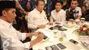 Presiden Joko Widodo menandatangani sejumlah telepon seluler milik wartawan usai berbuka puasa di Istana Negara, Jakarta, Senin (6/7/2015). Sekitar 300 wartawan menghadiri acara buka puasa bersama Jokowi tersebut. (Liputan6.com/Faizal Fanani)