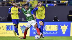 Pemain Al Nassr, Cristiano Ronaldo (kanan) berebut bola dengan pemain Al Ettifaq saat laga lanjutan Liga Pro Arab Saudi 2022/2023 yang berlangsung di Mrsool Park, Riyadh, Arab Saudi, Minggu (22/01/2023). Al Nassr menang dengan skor 1-0 dan kini menempati puncak klasemen sementara Liga Pro Arab Saudi 2022/2023. (AP Photo)