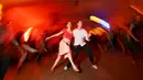 Para pengunjng asyik menari ketika menikmati alunan musik di Bar Claerchens Ballhaus di Berlin, Jerman, (31/8). Gemerlap kehidupan malam di Berlin dilewatkan ribuan warga setempat dengan berpesta di bar atau kelab. (REUTERS/Hannibal Hanschke)