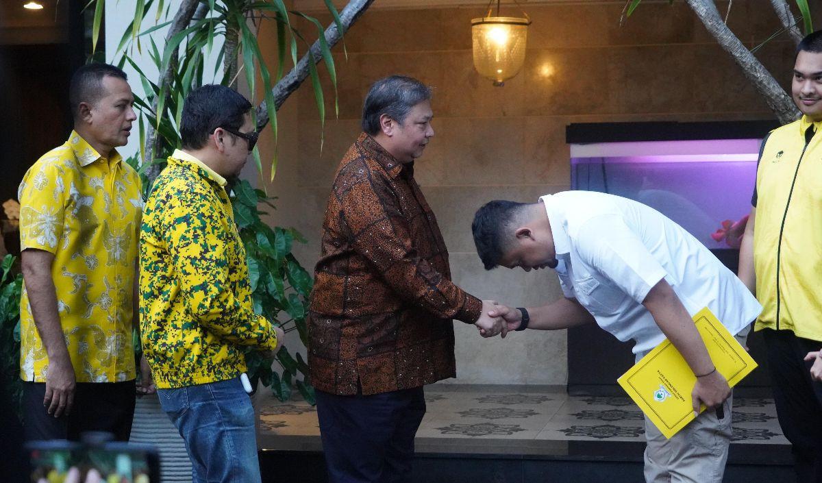 "Mbak Sekar ini adalah Mbak Sekar Tandjung. Jadi ada hubungan dengan Sumut,"  ucap Airlangga.