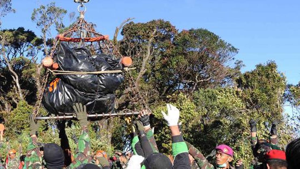 Saat evakuasi jenazah korban pesawat Sukhoi dibawa menggunakan helikop 