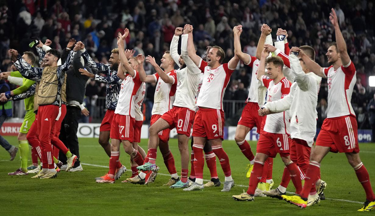 Melalui hasil ini, agregat menjadi 3-2 untuk Bayern dan Die Roten pun berhasil melaju ke Semifinal Liga Champions. (AP Photo/Matthias Schrader)