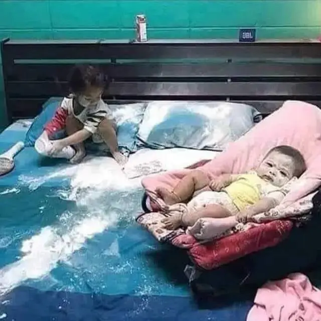10 Aksi Absurd Bocah yang Buat Rumah Berantakan Ini Bikin Kesal