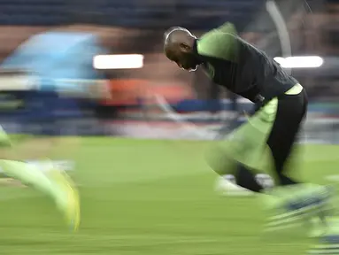 Bek Manchester City, Eliaquim Mangala, melakukan pemanasan jelang laga perempat final leg pertama Liga Champions melawan PSG di Stadion Parc des Princes, Prancis, Rabu (6/4/2016). (AFP/Martin Bureau)