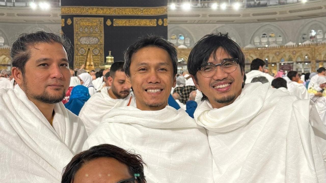 Pakai Baju Ihram, Potret Personel Sheila On 7 Umrah Bareng Sakti - Banjir Pujian Netizen