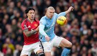 Bek Manchester United, Lisandro Martinez, membuat Erling Haaland tak berkutik saat timnya menang 2-0 atas Manchester City pada laga pekan ke-22 Premier League musim ini di Old Trafford, Sabtu (17/01/2026) malam WIB. (AP Photo/Dave Thompson)