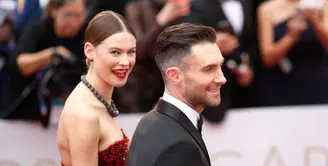 Tak sabar menjadi orang tua, akhirnya Adam Levine dan Behati Prinsloo dikaruniai seorang anak perempuan. Lahir pada hari Rabu (21/9) di California, Amerika Serikat, bayi cantik Adam dan Behati ini diberi nama Dusty Rose Levine. (AFP/Bintang.com)