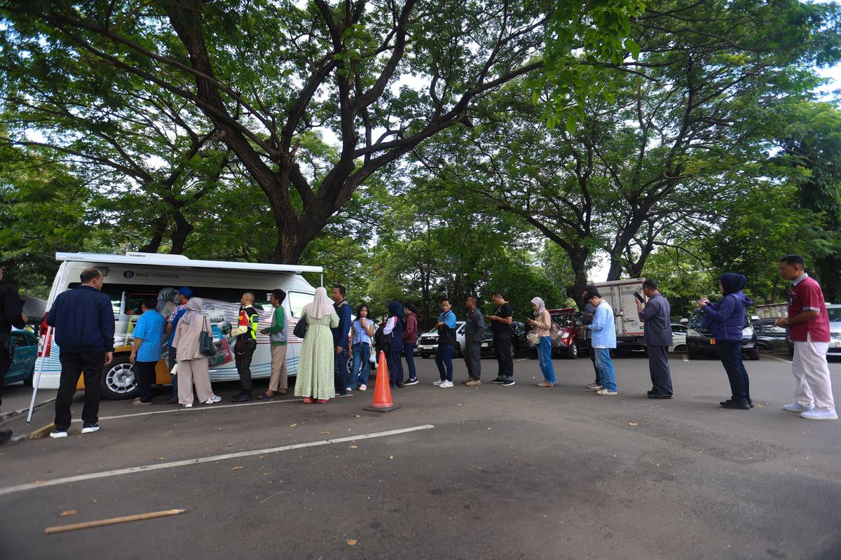 FOTO: Antrean Warga Tukar Uang Baru di Kas Keliling Bank Indonesia