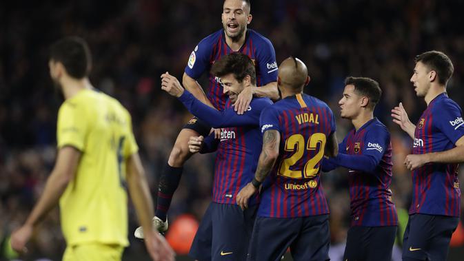 Para pemain Barcelona merayakan gol. (AP Photo/Manu Fernandez)