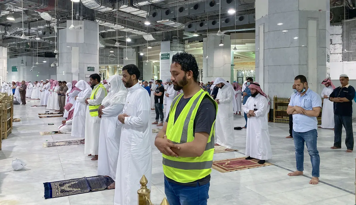 Umat Muslim melaksanakan salat tarawih berjemaah dengan menjaga jarak selama bulan suci Ramadan di Masjidil Haram, Kota Mekkah pada 8 Mei 2020. Otoritas Saudi mengizinkan sejumlah jemaah  memasuki Masjidil Haram untuk melakukan salat selama Ramadan di tengah pandemi virus corona. (STR / AFP)
