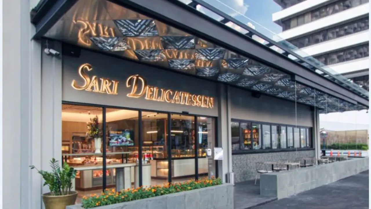 Ada Aneka Kue dan Aksi Chef Sambil Melihat Gedung Menjulang di Sari Delicatessen