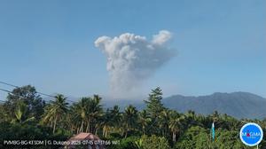 Gunung Dukuno Erupsi 2.300 Meter, Abu Vulkanik Menyeruak