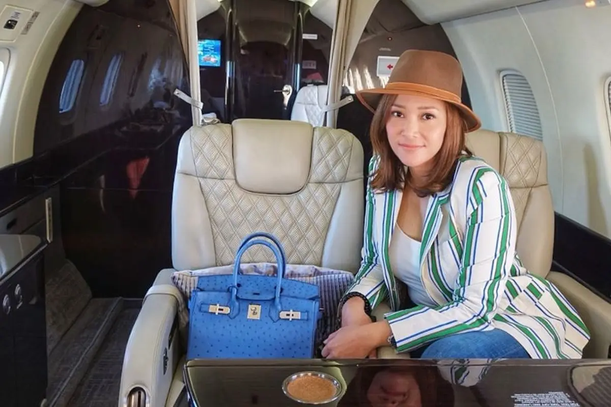 Gaya Maia Estianty naik jet pribadi