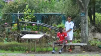 Makan Konate menepi saat Arema menggelar latihan fisik di Purwodadi, Selasa (19/3/2019). (Bola.com/Iwan Setiawan)