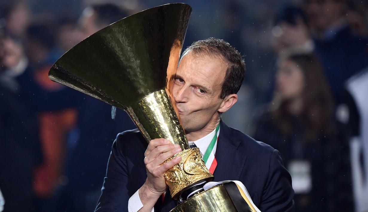 Pada musim pertamanya bersama Juventus, pelatih asal Italia ini nyaris mendapat treble usai sukses membawa Juventus menang Serie A dan Coppa Italia jika tidak kalah di final Liga Champions. (AFP/Marco Bertorello)
