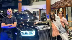 Raffi dan Nagita ternyata mengikuti keseruan tingkah Bunda Corla yang aktif di media sosial itu. Raffi pun mengantar Bunda Corla menggunakan mobil mewahnya. Corla bercerita bahwa dulu ia pernah bertemu dengan Raffi. Tepatnya di sebuah lokasi syuting, kala itu Raffi masih syuting bersama mendiang Olga Syahputra. (Liputan6.com/IG/@raffinagita1717)