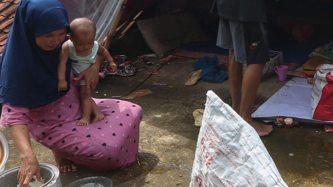 Tenda darurat tersebut memang sengaja mereka dirikan semenjak musim hujan di Jakarta.