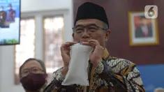 Menko PMK Muhadjir Effendy memperagakan alat GeNose C19 buatan Universitas Gadjah Mada (UGM) di Kementerian PMK, Jakarta, Kamis (7/1/2021). Alat itu diserahkan oleh Menteri Riset dan Teknologi Bambang Brodjonegoro, Kamis (7/1/2021). (merdeka.com/Imam Buhori)