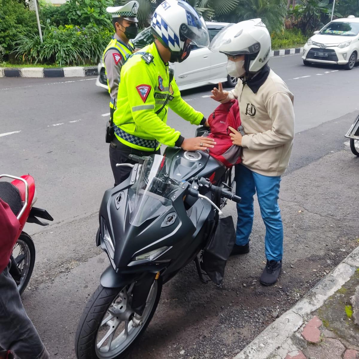 Polisi menindak pengendaran saat Operasi Patuh Semeru di Surabaya. (Dian Kurniawan/Liputan6.com)