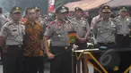Kapolda Metro Jaya Unggung Cahyono (tengah) saat rilis kasus  pencurian dengan kekerasan (curas), pencurian dengan keberatan (curat), dan pencurian kendaraan bermotor (curanmor) di Mapolda Metro Jaya, Jakarta, Jumat (27/2). (Liputan6.com/Johan Tallo)