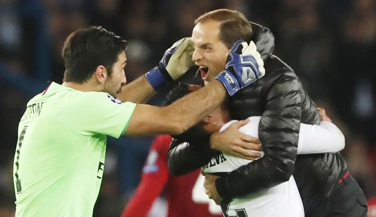 Pelatih Paris Saint Germain (PSG), Thomas Tuchel,  melakukan selebrasi usai menaklukkan Liverpool pada laga Liga Champions di Stadion Parc des Princes, Paris, Rabu (28/11). PSG menang 2-1. (AP/Thibault Camus)