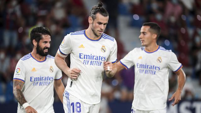 <span>Gareth Bale. Sayap Real Madrid ini mengikat kontrak terbaru selama 6 tahun dengan Los Blancos sejak 2016/2017 dan akan habis akhir musim 2021/2022 ini. Total 8 musim, ia telah tampil dalam 254 laga di semua kompetisi dengan mencetak 106 gol dan 68 assist. (AFP/Jose Miguel Fernandez)</span>