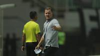 Pelatih Persipura Jayapura, Peter Butler, saat melawan Persija Jakarta pada laga Liga 1 di Stadion Pakansari, Bogor, Jumat (25/5/2018). (Bola.com/M Iqbal Ichsan)
