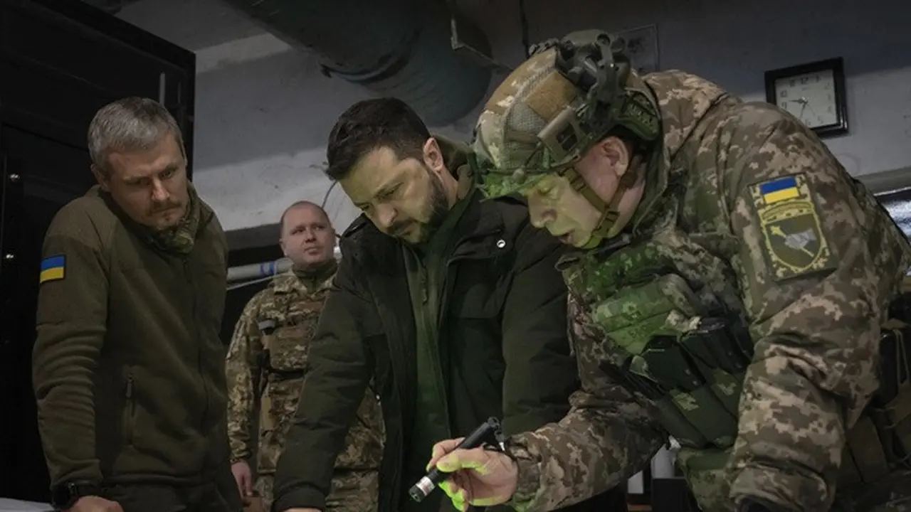 Presiden Ukraina Volodymyr Zelenskyy saat menerima pengarahan Oleksandr Syrskyi (mengenakan helm militer).