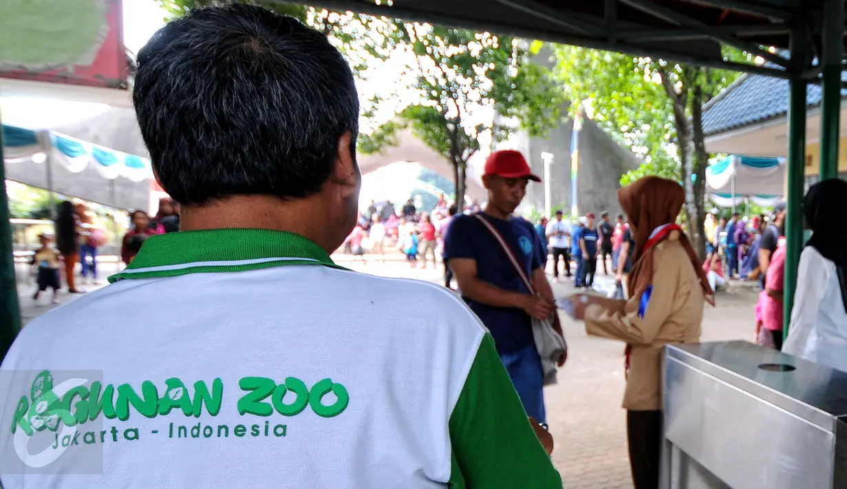 Petugas dibantu anggota pramuka memeriksa tiket masuk pengunjung di Kebun Binatang Ragunan, Jakarta Selatan, Sabtu (18/7/2015). Diperkirakan pada libur Lebaran hari kedua ini, jumlah pengunjung mencapai sekitar 121 ribu orang. (Liputan6.com/Yoppy Renato)
