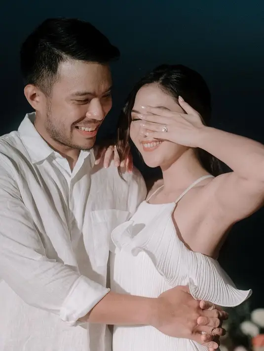 Dan putih kembali menjadi opsi gaya pesta lamaran Jessica Mila dan Yakup Hasibuan. Jessica Mila memakai dress pleats dengan aksen ruffle yang romantis, sementara itu Yakup memakai kemeja putih (Foto: Intsgaram @jscmila)
