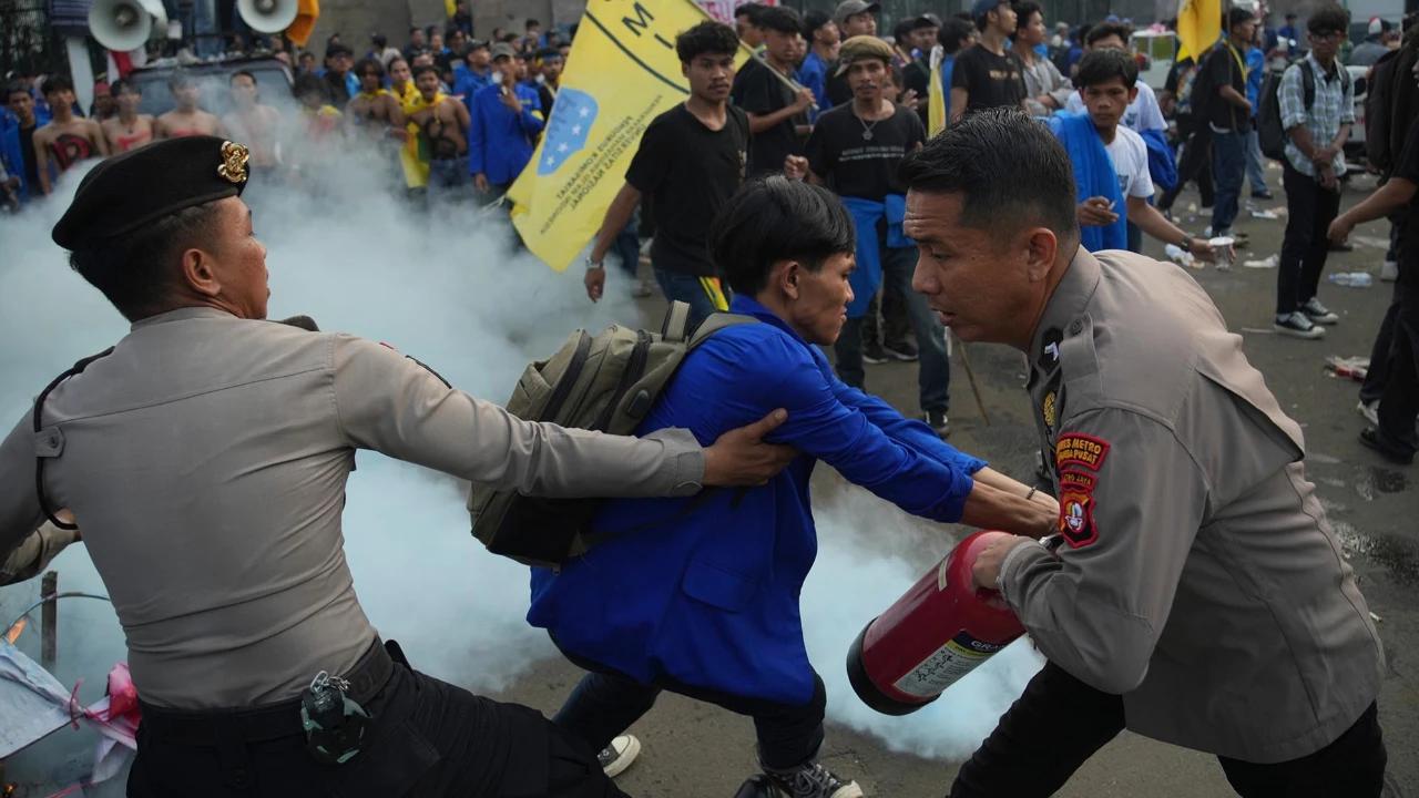 FOTO: Demo PMII di DPR Berujung Ricuh