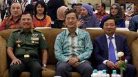 Kepala RSPAD Gatot Soebroto, dr Terawan Agus Putranto, Dubes Vietnam untuk Indonesia Pham Vinh Quang dan Licogi 16 Vietnam Hung Bui Duong saat penandatangan MoU kerjasama pengobatan dengan metode DSA di Jakarta, Senin (12/11). (Liputan6.com/Johan Tallo)