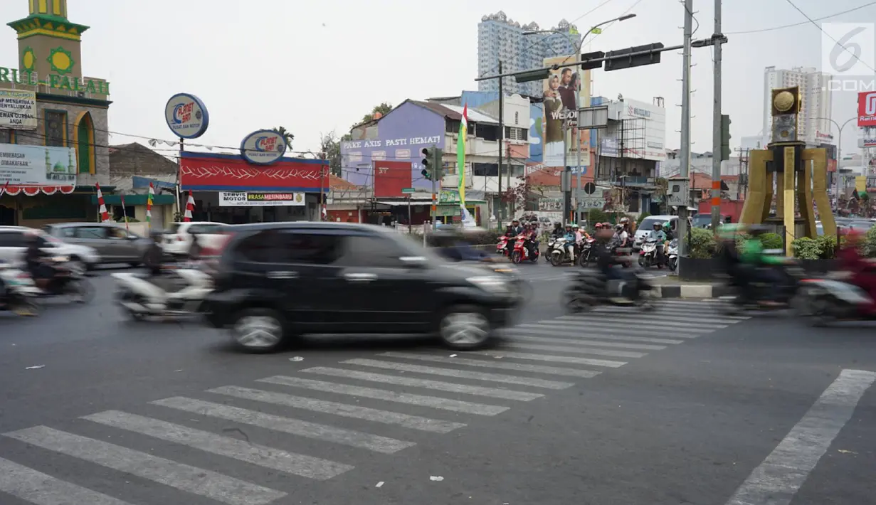 Kondisi lalu lintas di lampu merah persimpangan Ramanda, Depok, Jawa Barat, Rabu (14/8/2019). Pemutaran lagu Wali Kota Depok Mohammad Idris di lampu merah tersebut sebagai bagian dari konsep Joyful Traffic Management (Jotram). (Liputan6.com/Immanuel Antonius)