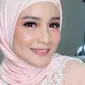 Potret artis cantik Intan Nuraini bersama buah hatinya. (Sumber: Instagram/@intan_nuraini23)