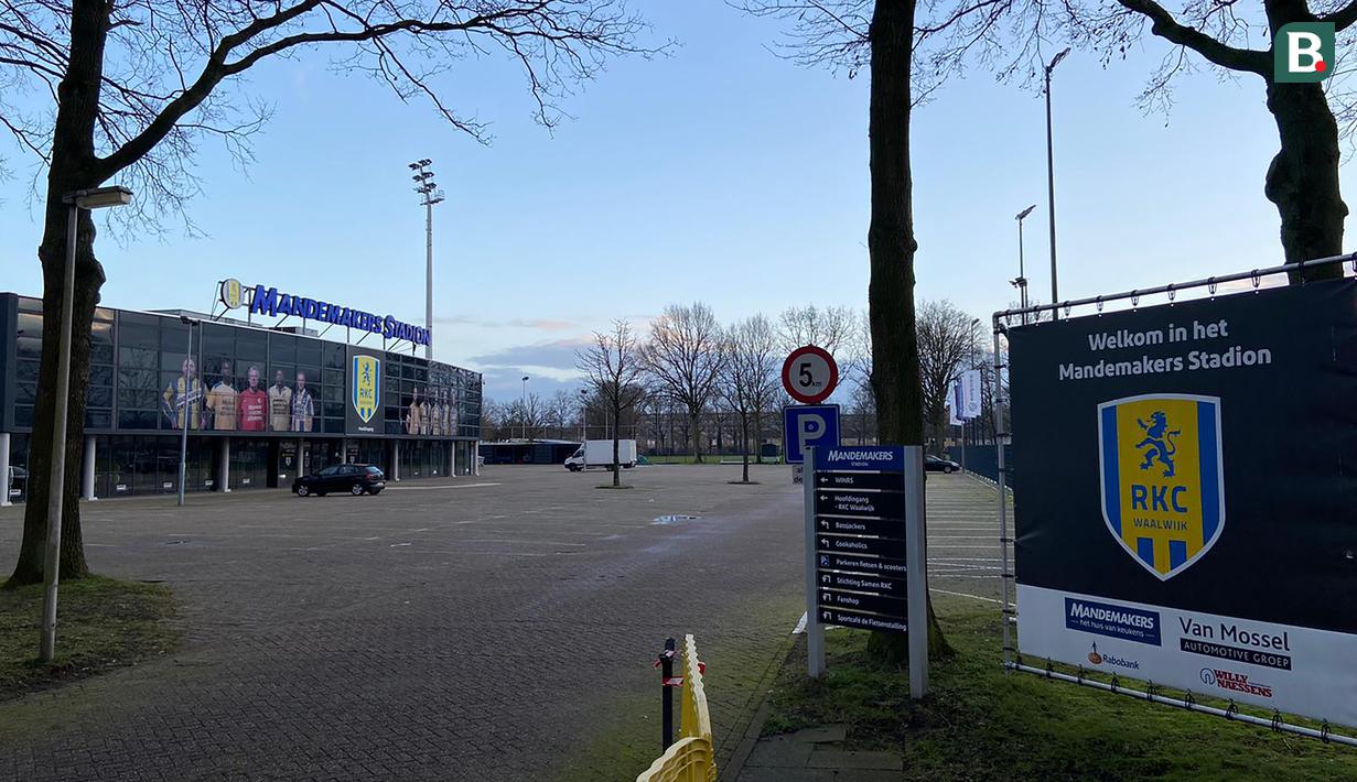 Gerbang Stadion Manademakers. Suasana Stadion Manademakers, kandang RKC Waalwijk sesaat setelah menjamu Willem II pada Minggu (17/1/2021). Pertandingan tanpa penonton tersebut berakhir 1-1. (Bola.com/Tito Sianipar)