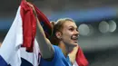 Sara Kolak saat merayakan kemenangannya dengan berlari sambil mengibarkan bendera Kroasia di Stadion Olympic, (19/8/2016). (AFP/Johannes Eisele)