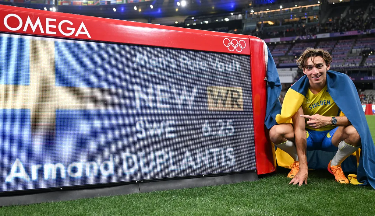 Atlet Swedia, Armand Duplantis merayakan rekor dunia baru dengan lompatan setinggi 6,25 meter dalam final lompat galah putra Olimpiade Paris 2024 di Stade de France, Senin (5/8/2024). (Kirill KUDRYAVTSEV / AFP)