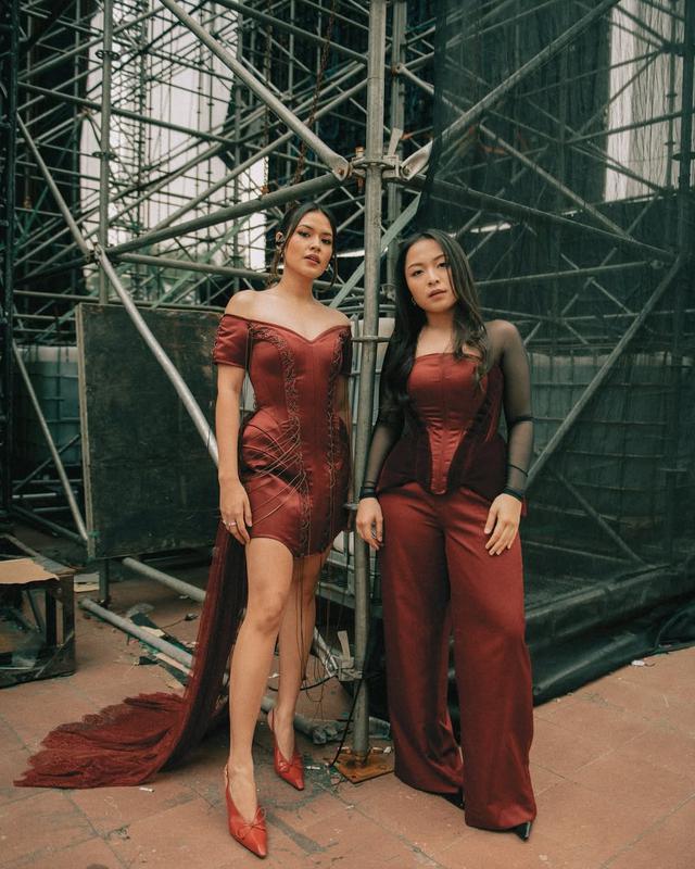 Dari casual sampai gaun mewah, intip 6 gaya Raisa di balik panggung ini glamor dan slay