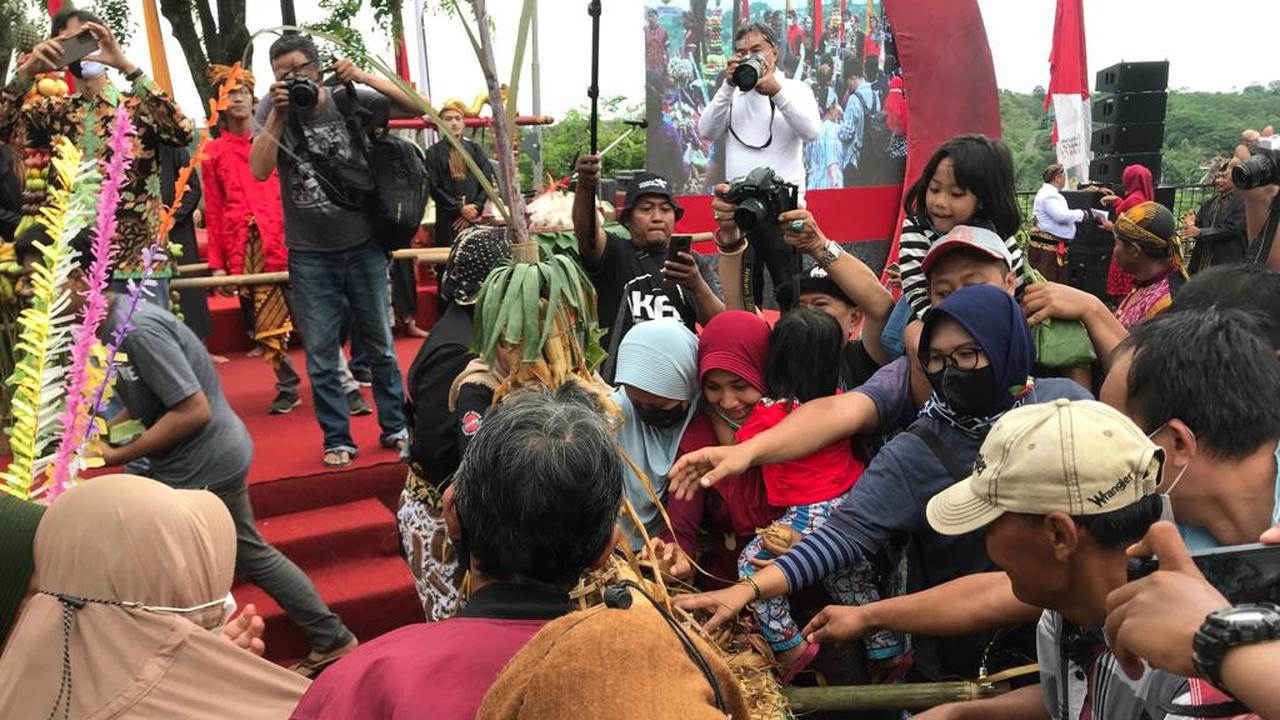 Suasana perebutan gunungan oleh para pengunjung