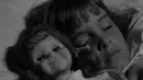 Boneka Chatty, Boneka ini menjadi pembunuh dalam film "Twilight Zone" pada episode "Living Doll."Kata-kata yang yang sangat diingat dalam film ini akan membuat anda merinding ""I'm Talky Tina and I'm going to kill you,". (reuters)