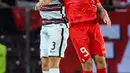 Pemain Portugal Pepe (kiri) berebut bola dengan pemain Swiss Haris Seferovic (kanan) pada pertandingan sepak bola Grup A2 UEFA Nations League di Stadion Stade de Geneve, Jenewa, Swiss, 12 Juni 2022. Portugal kalah tipis 0-1 dari Swiss. (Jean-Christophe Bott/Keystone via AP)