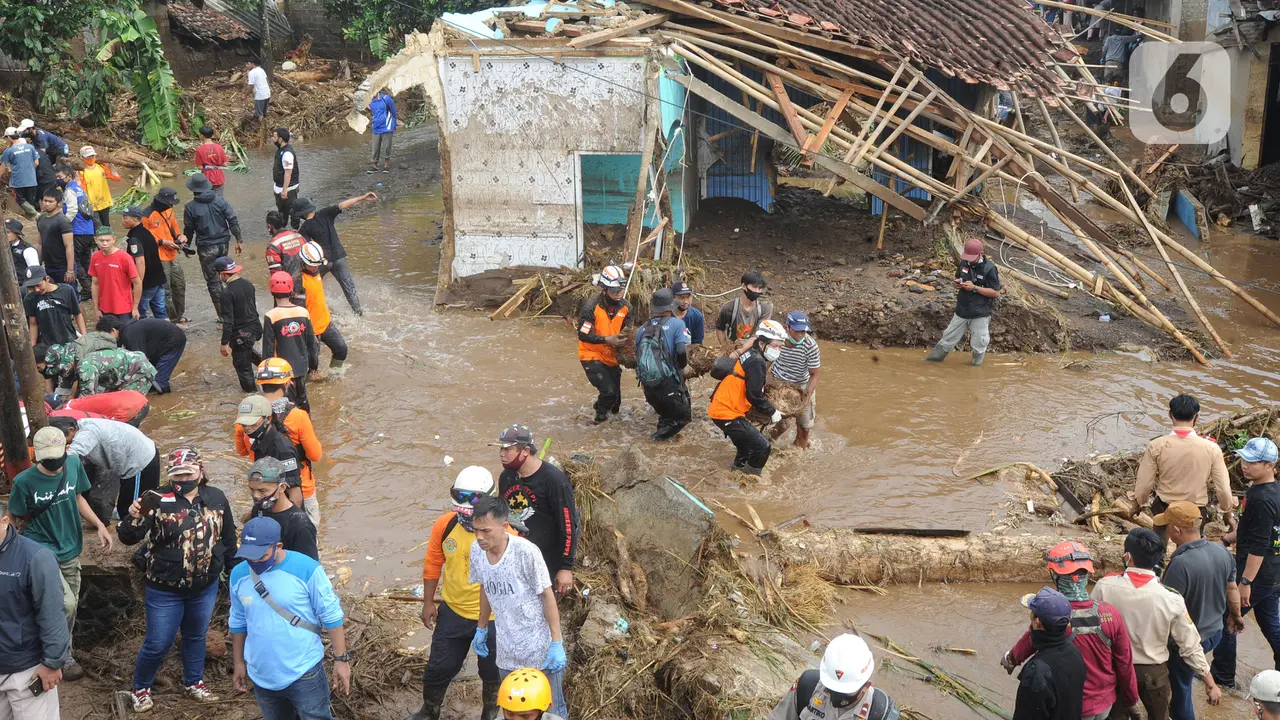 FOTO: Tim SAR Bersihkan Material Longsor Usai Banjir Bandang Sukabumi