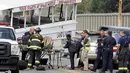 Petugas saat mengevakusi korban kecelakaan antara bus carter mahasiswa dengan kendaraan wisata amfibi di sebuah jembatan di Seattle, AS, Kamis (25/9). Kecelakaan itu menewaskan satu WNI bernama Privando Eduardus Putradanto. (REUTERS/Jason Redmond)