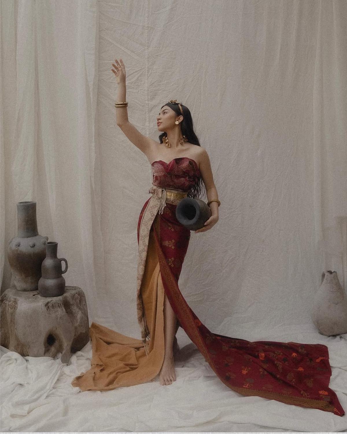 Potret Ariel Tatum dengan Busana Etnik Modern, Tampil Memukau