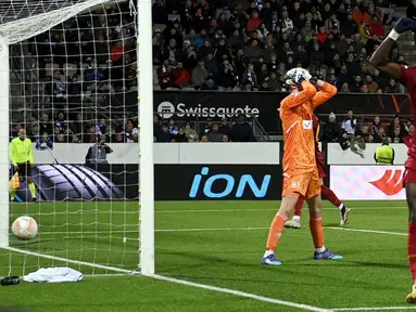 Pemain AS Roma Tammy Abraham (kanan) melakukan selebrasi usai mencetak gol ke gawang HJK Helsinki pada pertandingan sepak bola Grup C Liga Europa di Helsinki, Finlandia, 27 Oktober 2022. AS Roma menang 2-1. (Emmi Korhonen/Lehtikuva/AFP)