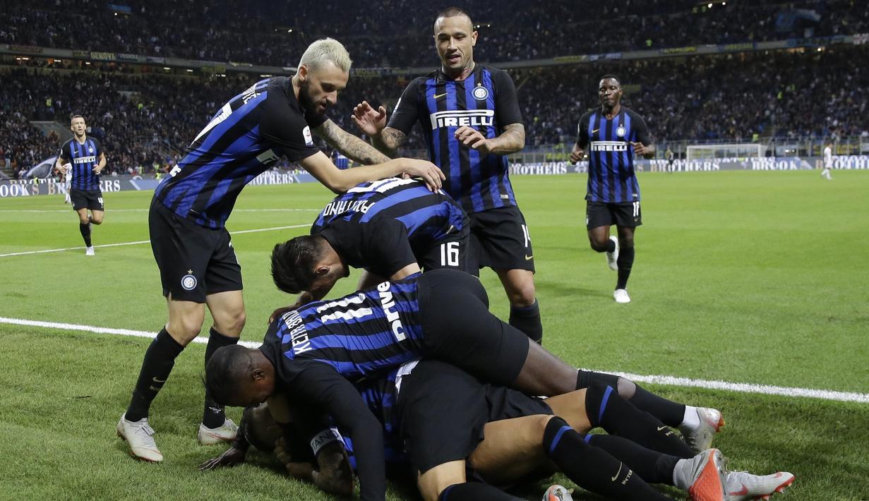 Para pemain Inter Milan merayakan gol yang dicetak oleh Danilo D'Ambrosio ke gawang Fiorentina pada laga Serie A Italia di Stadion Giuseppe Meazza, Rabu (26/9/2018). Inter Milan menang 2-1 atas Fiorentina. (AP/Luca Bruno)