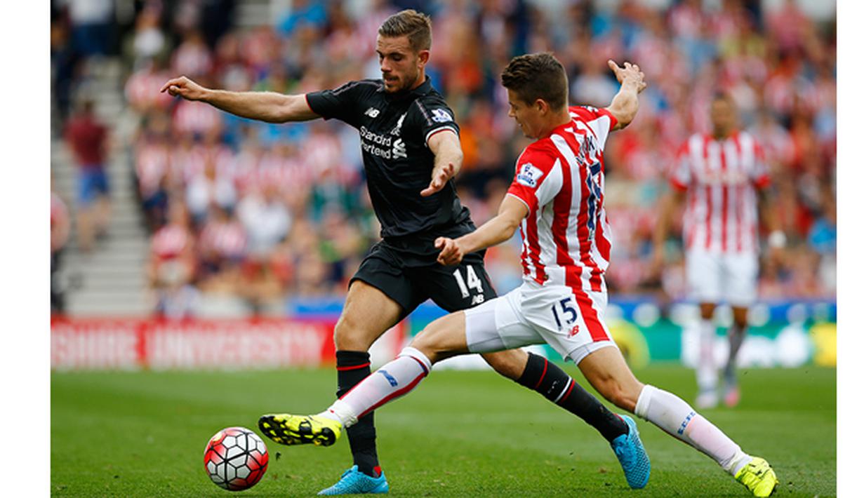 Pemain Liverpool, Jordan Henderson berusaha melewati pemain Stoke, Marco van Ginkel pada laga Liga Premier Inggris di Britannia Stadium, Inggris, Minggu (9/8/2015). Stoke kalah 0-1 dari Liverpool. (Reuters/Darren Staples) 